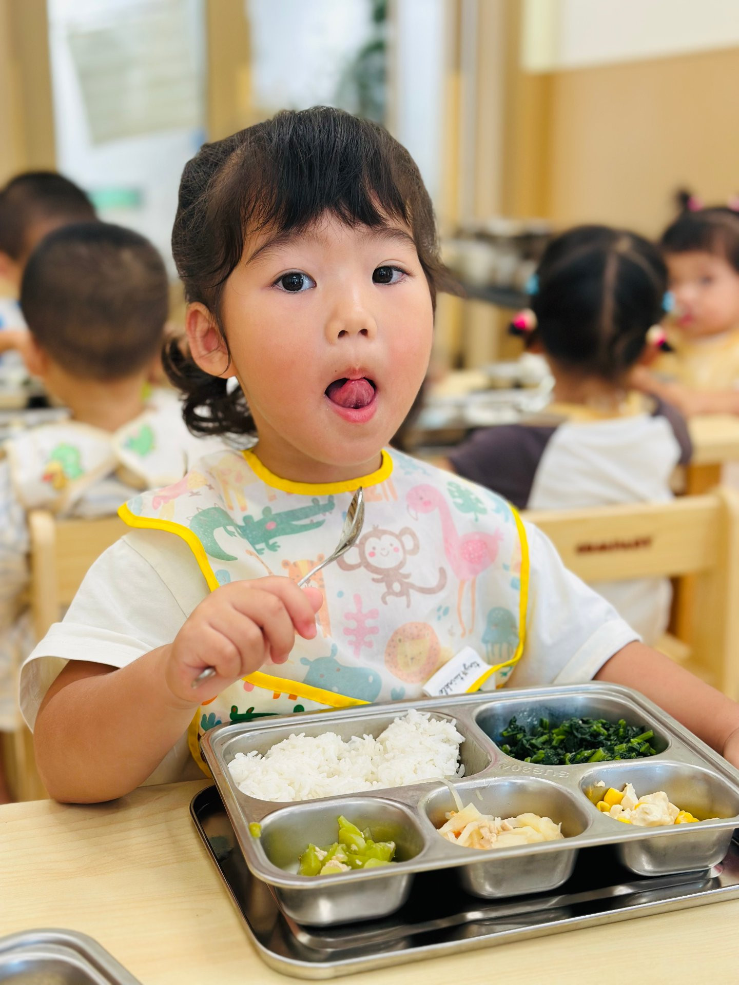 孩子开心用餐