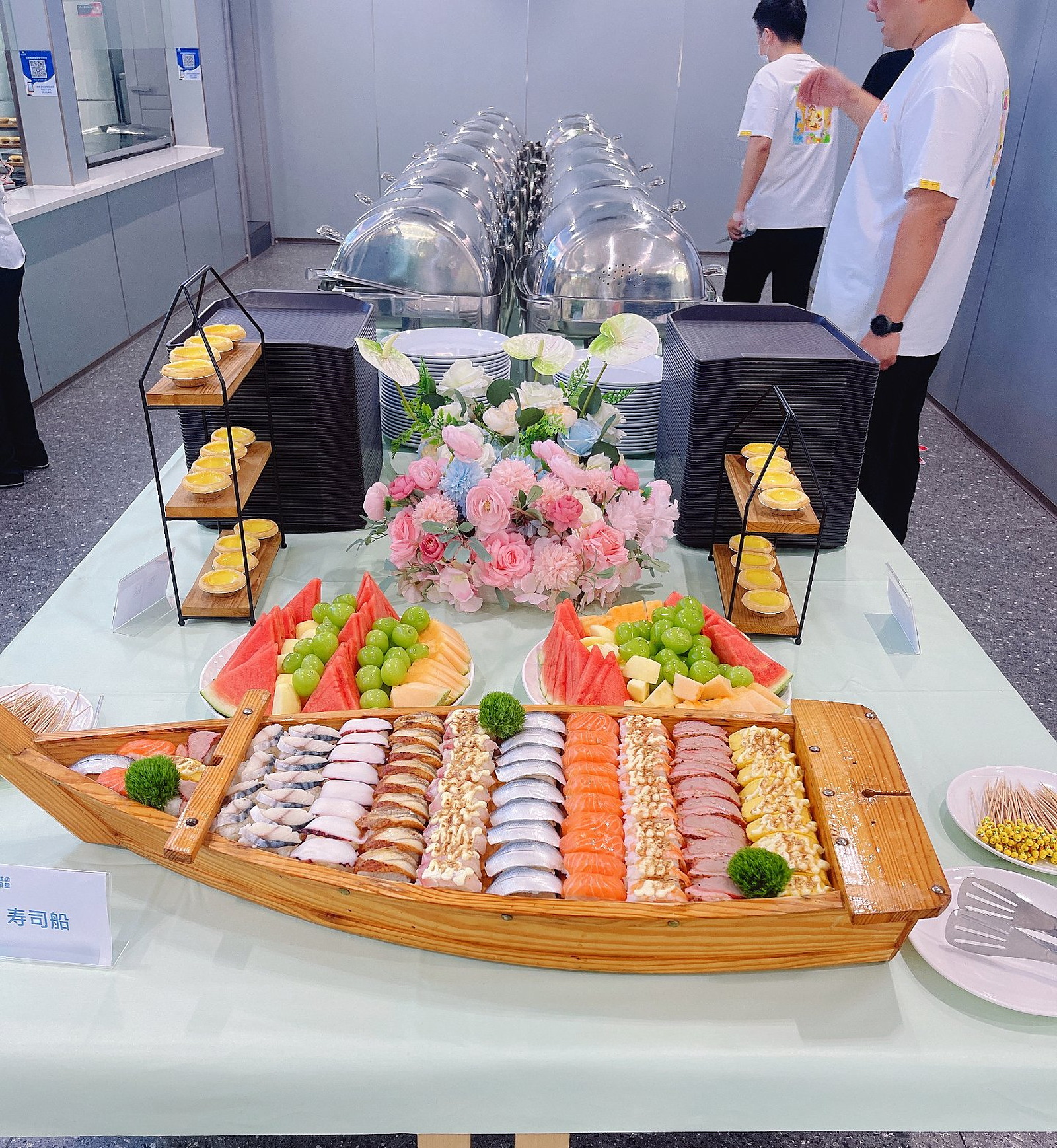 家庭日自助餐台:寿司船、蛋挞与水果台,搭配粉玫瑰蓝绣球花艺