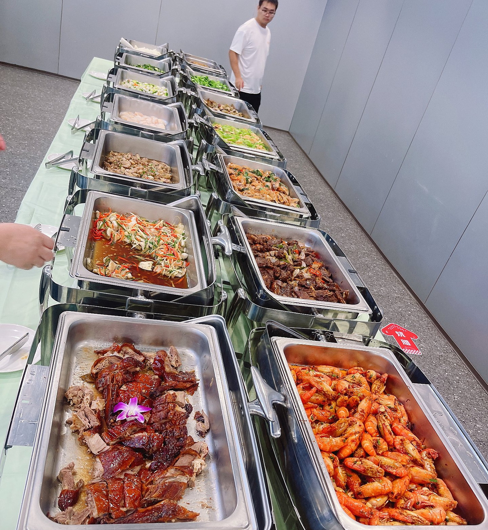 开餐前的热菜台：保温餐炉中的粤式热菜