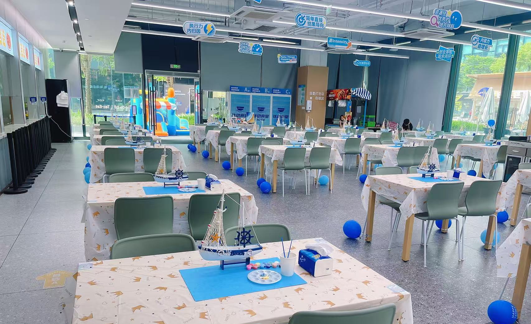 钛动科技家庭日场地布置：海洋主题桌布、蓝色手工垫与气球